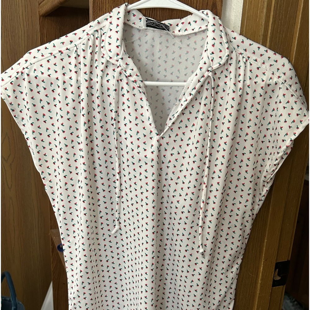 Women’s vintage blouse. White with tiny roses